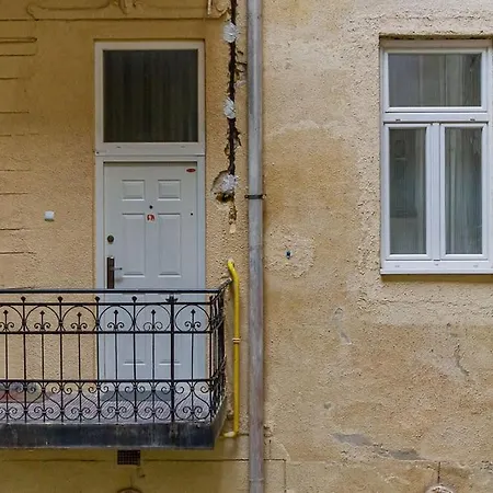 Location Spacious *